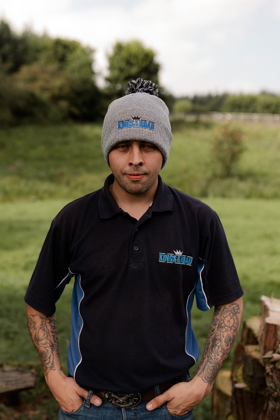 Königsblaue Bommelmütze